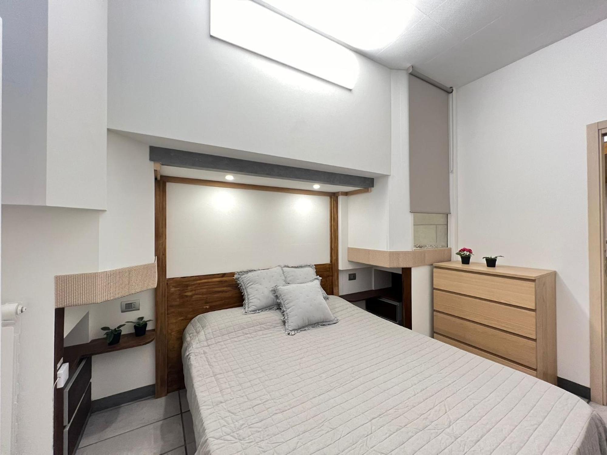 "R&P Apartment", Short Term Stay, Elegant Design, Bisceglie Metro Station, Easy For San Siro And Fiera Milano, Free Parking エクステリア 写真