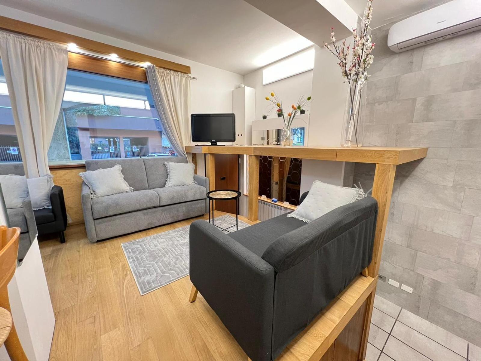 "R&P Apartment", Short Term Stay, Elegant Design, Bisceglie Metro Station, Easy For San Siro And Fiera Milano, Free Parking エクステリア 写真