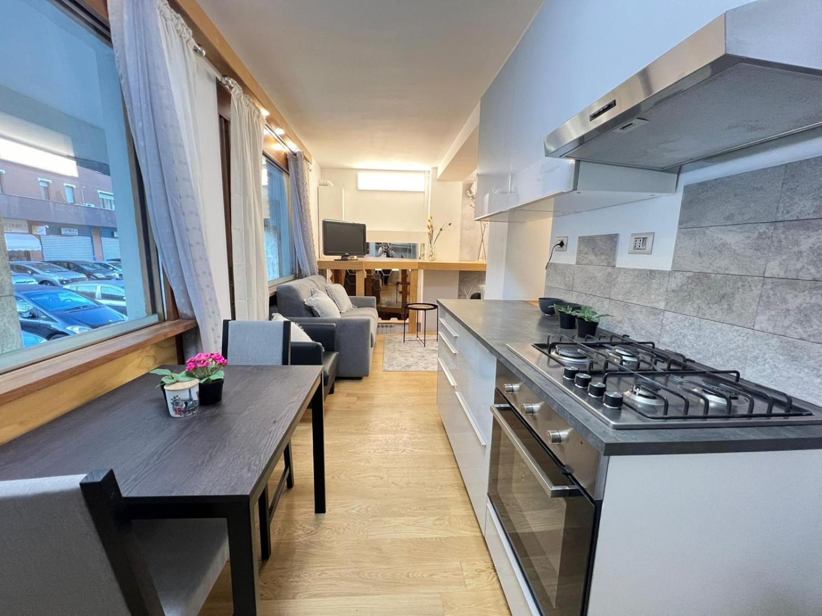"R&P Apartment", Short Term Stay, Elegant Design, Bisceglie Metro Station, Easy For San Siro And Fiera Milano, Free Parking エクステリア 写真